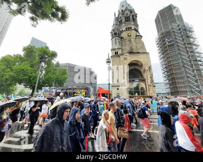 Berlin, Deutschland. 09.. Juli 2022. Atmosphäre aufgenommen am 09.07.2022 in der Technoparade 'Rave the Planet' in Berlin Charlottenburg. © VON XAMAX Credit: XAMAX/dpa/Alamy Live News Stockfoto