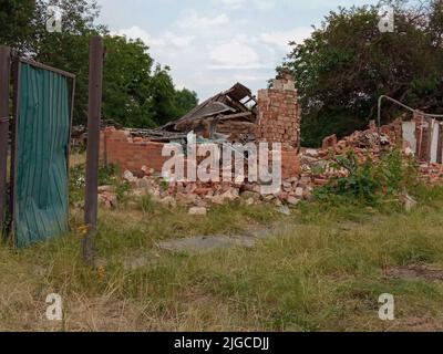 Zerstörte Haus und eine Folge der Bombardierung. Kiew, Ukraine Stockfoto