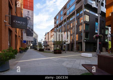 Tallinn, Estland. Juli 2022. Blick auf die modernen und alten Gebäude im Stadtteil Rotermann in der Innenstadt Stockfoto