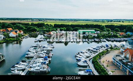 Eine Luftaufnahme eines Hafens Stockfoto