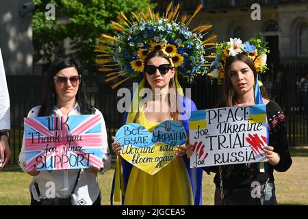 London, Großbritannien. 09.. Juli 2022. Unterstützen Sie die Ukraine jetzt: „Alle zusammen werden wir gewinnen“ gegen die russische Aggression, die russische IS-Terroristen singt, London, Großbritannien. - Downing Street, London, Vereinigtes Königreich. - 9. Juli 2022. Quelle: Siehe Li/Picture Capital/Alamy Live News Stockfoto