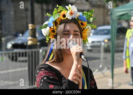 London, Großbritannien. 09.. Juli 2022. Unterstützen Sie die Ukraine jetzt: „Alle zusammen werden wir gewinnen“ gegen die russische Aggression, die russische IS-Terroristen singt, London, Großbritannien. - Downing Street, London, Vereinigtes Königreich. - 9. Juli 2022. Quelle: Siehe Li/Picture Capital/Alamy Live News Stockfoto