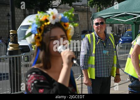 London, Großbritannien. 09.. Juli 2022. Unterstützen Sie die Ukraine jetzt: „Alle zusammen werden wir gewinnen“ gegen die russische Aggression, die russische IS-Terroristen singt, London, Großbritannien. - Downing Street, London, Vereinigtes Königreich. - 9. Juli 2022. Quelle: Siehe Li/Picture Capital/Alamy Live News Stockfoto