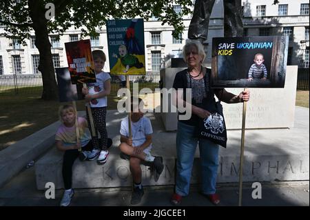 London, Großbritannien. 09.. Juli 2022. Unterstützen Sie die Ukraine jetzt: „Alle zusammen werden wir gewinnen“ gegen die russische Aggression, die russische IS-Terroristen singt, London, Großbritannien. - Downing Street, London, Vereinigtes Königreich. - 9. Juli 2022. Quelle: Siehe Li/Picture Capital/Alamy Live News Stockfoto
