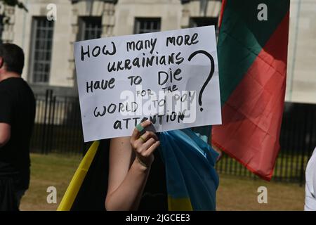 London, Großbritannien. 09.. Juli 2022. Unterstützen Sie die Ukraine jetzt: „Alle zusammen werden wir gewinnen“ gegen die russische Aggression, die russische IS-Terroristen singt, London, Großbritannien. - Downing Street, London, Vereinigtes Königreich. - 9. Juli 2022. Quelle: Siehe Li/Picture Capital/Alamy Live News Stockfoto