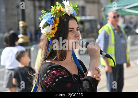 London, Großbritannien. 09.. Juli 2022. Unterstützen Sie die Ukraine jetzt: „Alle zusammen werden wir gewinnen“ gegen die russische Aggression, die russische IS-Terroristen singt, London, Großbritannien. - Downing Street, London, Vereinigtes Königreich. - 9. Juli 2022. Quelle: Siehe Li/Picture Capital/Alamy Live News Stockfoto