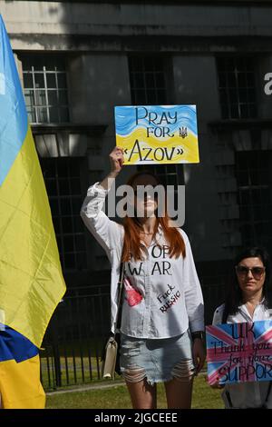 London, Großbritannien. 09.. Juli 2022. Unterstützen Sie die Ukraine jetzt: „Alle zusammen werden wir gewinnen“ gegen die russische Aggression, die russische IS-Terroristen singt, London, Großbritannien. - Downing Street, London, Vereinigtes Königreich. - 9. Juli 2022. Quelle: Siehe Li/Picture Capital/Alamy Live News Stockfoto