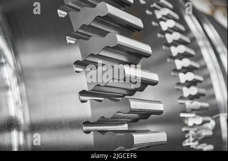 Schacht der Dampfturbine mit Fichtenblatt-Befestigung am Werk Stockfoto