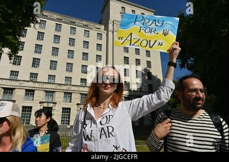 London, Großbritannien. 09.. Juli 2022. Unterstützen Sie die Ukraine jetzt: „Alle zusammen werden wir gewinnen“ gegen die russische Aggression, die russische IS-Terroristen singt, London, Großbritannien. - Downing Street, London, Vereinigtes Königreich. - 9. Juli 2022. Quelle: Siehe Li/Picture Capital/Alamy Live News Stockfoto