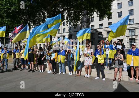 London, Großbritannien. 09.. Juli 2022. Unterstützen Sie die Ukraine jetzt: „Alle zusammen werden wir gewinnen“ gegen die russische Aggression, die russische IS-Terroristen singt, London, Großbritannien. - Downing Street, London, Vereinigtes Königreich. - 9. Juli 2022. Quelle: Siehe Li/Picture Capital/Alamy Live News Stockfoto