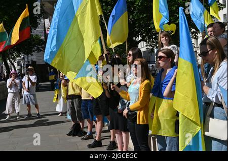 London, Großbritannien. 09.. Juli 2022. Unterstützen Sie die Ukraine jetzt: „Alle zusammen werden wir gewinnen“ gegen die russische Aggression, die russische IS-Terroristen singt, London, Großbritannien. - Downing Street, London, Vereinigtes Königreich. - 9. Juli 2022. Quelle: Siehe Li/Picture Capital/Alamy Live News Stockfoto