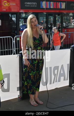 London, Großbritannien. 09.. Juli 2022. Unterstützen Sie die Ukraine jetzt: „Alle zusammen werden wir gewinnen“ gegen die russische Aggression, die russische IS-Terroristen singt, London, Großbritannien. - Downing Street, London, Vereinigtes Königreich. - 9. Juli 2022. Quelle: Siehe Li/Picture Capital/Alamy Live News Stockfoto