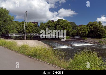 Blackweir-Fußgängerbrücke, Pontcanna Fields, in der Nähe von Llandaff, Cardiff. Sommer. Juli 2022 Stockfoto