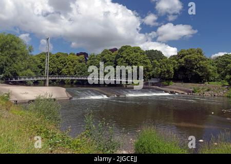 Blackweir-Fußgängerbrücke, Pontcanna Fields, in der Nähe von Llandaff, Cardiff. Sommer. Juli 2022 Stockfoto