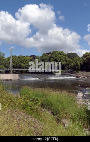 Blackweir-Fußgängerbrücke, Pontcanna Fields, in der Nähe von Llandaff, Cardiff. Sommer. Juli 2022 Stockfoto