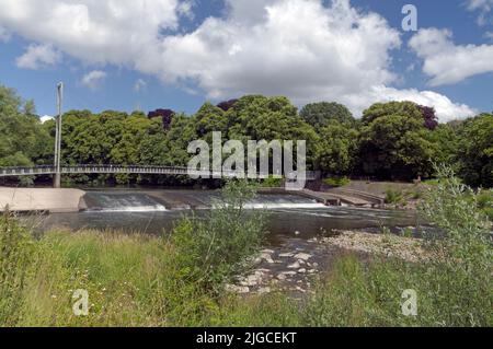 Blackweir-Fußgängerbrücke, Pontcanna Fields, in der Nähe von Llandaff, Cardiff. Sommer. Juli 2022 Stockfoto