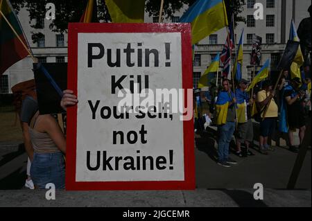 London, Großbritannien. 09.. Juli 2022. Unterstützen Sie die Ukraine jetzt: „Alle zusammen werden wir gewinnen“ gegen die russische Aggression, die russische IS-Terroristen singt, London, Großbritannien. - Downing Street, London, Vereinigtes Königreich. - 9. Juli 2022. Quelle: Siehe Li/Picture Capital/Alamy Live News Stockfoto