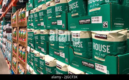 BAXTER, MN - 5 JAN 2022: Costco Store Display von Taschen von Kirkland House Blend Kaffee zum Verkauf. Costco ist ein US-amerikanischer multinationaler Konzern, der Stockfoto