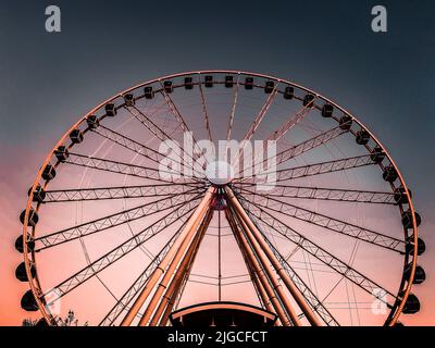 Das große Riesenrad vor einem wunderschönen Himmel in der Abenddämmerung auf der Insel in Pigeon Forge, Tennessee. Stockfoto