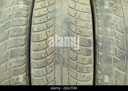 Reifenprofil. Autorad. Austausch der Räder der Maschine. Gummistruktur. Stockfoto