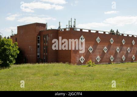 Ziegelgebäude mit weißen Fenstern. Parkgebäude. Haus in der Stadt. Architektur des 20.. Jahrhunderts. Stockfoto