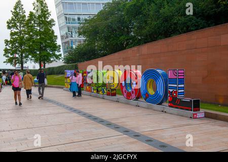 Farbenfrohes Liverpool-Schild am Thomas Steers Way in Liverpool Maritime City, Merseyside, Großbritannien. Liverpool Maritime Mercantile City ist ein UNESCO-Weltkulturerbe Stockfoto