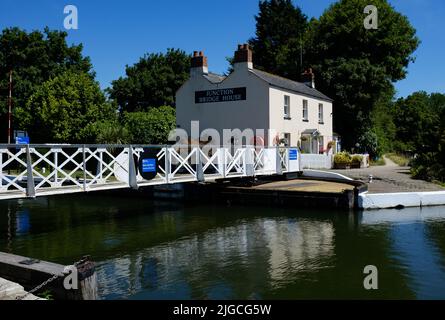 Junction Bridge House und Saul Junction auf dem Gloucester zum Sharpness-Kanal in Gloucestershire Stockfoto