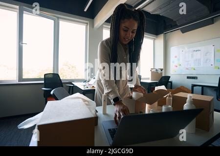 Internet-Shop Mitarbeiter Verpackung Waren für den Versand Stockfoto