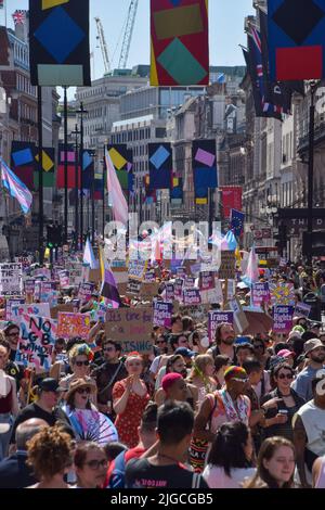 London, England, Großbritannien. 9.. Juli 2022. Demonstranten passieren Piccadilly während des Trans Pride marsches. Tausende von Menschen marschierten durch das Zentrum Londons, um die Rechte von Trans zu unterstützen. (Bild: © Vuk Valcic/ZUMA Press Wire) Stockfoto
