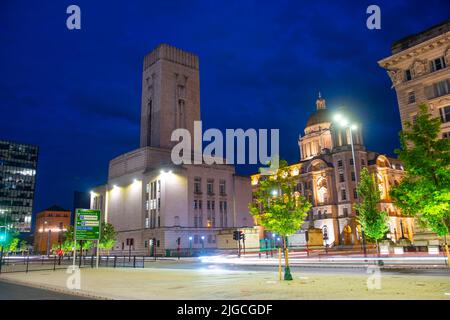 George's Dock Building und Port of Liverpool Building bei Nacht an der Strand Street am Pier Head in Liverpool, Merseyside, Großbritannien. Liverpool Maritime Mercanti Stockfoto