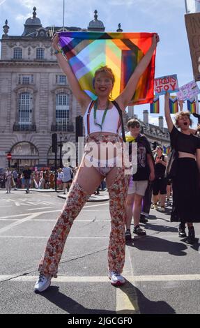 London, England, Großbritannien. 9.. Juli 2022. Während des Trans Pride marsches passieren Demonstranten den Piccadilly Circus. Tausende von Menschen marschierten durch das Zentrum Londons, um die Rechte von Trans zu unterstützen. (Bild: © Vuk Valcic/ZUMA Press Wire) Stockfoto