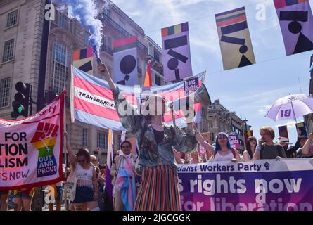 London, England, Großbritannien. 9.. Juli 2022. Während des Trans Pride marsches passieren Demonstranten den Piccadilly Circus. Tausende von Menschen marschierten durch das Zentrum Londons, um die Rechte von Trans zu unterstützen. (Bild: © Vuk Valcic/ZUMA Press Wire) Stockfoto