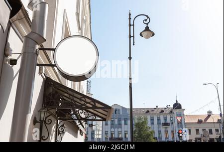 Altes Stadtschild, Modell. Brett von runder Form auf Café, Hotel, Museum, Buchhandlung Wand für Service-Werbung . Stockfoto