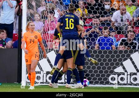 SHEFFIELD, ENGLAND - 9. JULI: Filippa Angeldal aus Schweden und Lina Hurtig aus Schweden feiern ihr erstes Tor während des Spiels der Gruppe C - UEFA Women's EURO 2022 zwischen den Niederlanden und Schweden in der Bramall Lane am 9. Juli 2022 in Sheffield, England (Foto von Joris Verwijst/Orange Picles) Quelle: Orange Pics BV/Alamy Live News Stockfoto