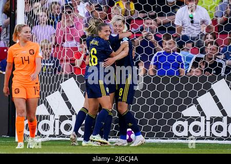 SHEFFIELD, ENGLAND - 9. JULI: Filippa Angeldal aus Schweden und Lina Hurtig aus Schweden feiern ihr erstes Tor während des Spiels der Gruppe C - UEFA Women's EURO 2022 zwischen den Niederlanden und Schweden in der Bramall Lane am 9. Juli 2022 in Sheffield, England (Foto von Joris Verwijst/Orange Picles) Quelle: Orange Pics BV/Alamy Live News Stockfoto