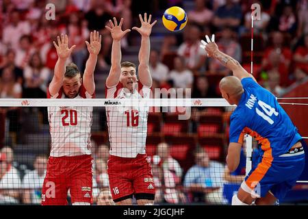 Danzig, Polen. 09.. Juli 2022. Mateusz Bieniek (L) und Kamil Semeniuk (C) aus Polen und Nimir Abdel-Aziz (R) aus den Niederlanden während des FIVB Volleyball Nations League Spiels 2022 zwischen Polen und den Niederlanden in Danzig, Polen, am 09. Juli 2022. Quelle: PAP/Alamy Live News Stockfoto