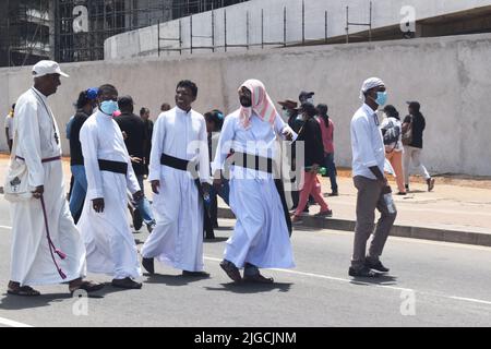 Colombo, Sri Lanka. 9.. Juli 2022. Tausende von Demonstranten stürmten den offiziellen Wohnsitz des srilankischen Präsidenten, das Sekretariat des Präsidenten und den offiziellen Wohnsitz des Premierministers und feuern den privaten Wohnsitz des Premierministers an, als sich die Wut über die schlimmste Wirtschaftskrise des Landes seit sieben Jahrzehnten verschärfte. Menschen aus dem ganzen Land versammelten sich vor dem Galle Face Green, um gegen die Nacht zu protestieren. Kredit: Majority World CIC/Alamy Live Nachrichten Stockfoto