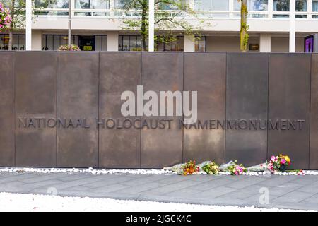 Amsterdam, Niederlande - September 30 2021: Nationales Denkmal für den Holocaust-Namen mit Blumen an der Basis Stockfoto
