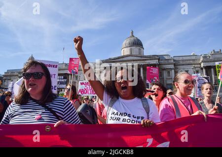 London, England, Großbritannien. 9.. Juli 2022. Demonstranten auf dem Trafalgar Square. Hunderte von Wahlprotesten marschierten durch das Zentrum Londons zur US-Botschaft, nachdem der Oberste Gerichtshof entschieden hatte, Roe gegen Wade zu stürzen und den Weg für das Verbot von Abtreibungen in einem Großteil der USA zu ebnen. (Bild: © Vuk Valcic/ZUMA Press Wire) Bild: ZUMA Press, Inc./Alamy Live News Stockfoto