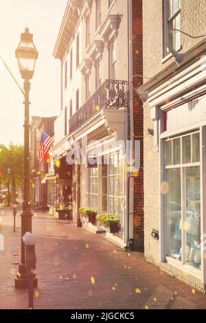 Romantischer Spaziergang auf der Main Street in der historischen Innenstadt von Annapolis, Maryland, USA. Typische malerische Architektur in der Hauptstadt Maryland. Stockfoto