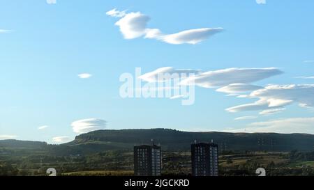 Glasgow, Schottland, Großbritannien 9. July, 2022.spektakuläre UFO-Wolkeninvasion von loch lomond Richtung bearsden in Richtung der Stadt, als sich die linsenförmigen Wolken über Hügeln bildeten und für viele Raumsonden verantwortlich waren, erschienen am nördlichen Himmel. Credit Gerard Ferry/Alamy Live News Stockfoto