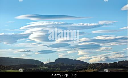 Glasgow, Schottland, Großbritannien 9. July, 2022.spektakuläre UFO-Wolkeninvasion von loch lomond Richtung bearsden in Richtung der Stadt, als sich die linsenförmigen Wolken über Hügeln bildeten und für viele Raumsonden verantwortlich waren, erschienen am nördlichen Himmel. Credit Gerard Ferry/Alamy Live News Stockfoto