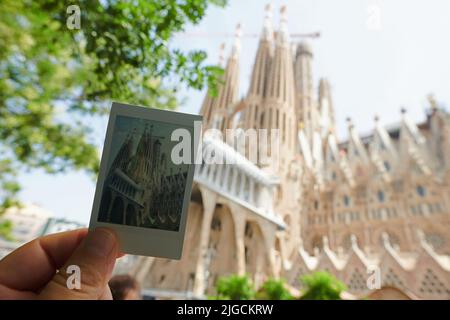 Hand mit einer Polaroid-Aufnahme der Kathedrale Sagrada Familia vom Künstler Gaudi im Stadtzentrum von Barcelona Stockfoto