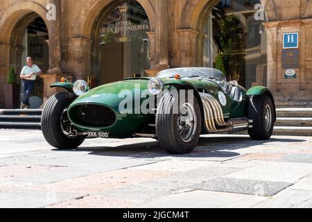 Oviedo, Spanien - 01. Juli 2022: Retro-Rennsportwagen Jaguar Ronart W152 vor dem Hotel Reconquista Stockfoto