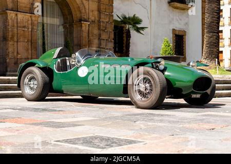 Oviedo, Spanien - 01. Juli 2022: Retro-Sportwagen Jaguar Ronart W152. Grünes Oldtimer Stockfoto