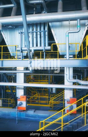 Innenraum der Müllverbrennungsanlage, Konzept der industriellen Infrastruktur, Farbtonung angewendet. Stockfoto