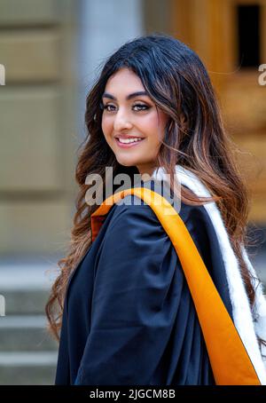 Glamouröse Studentinnen der Dundee University posieren, um ihre Fotos auf dem Dundee City Square, Schottland, machen zu lassen Stockfoto