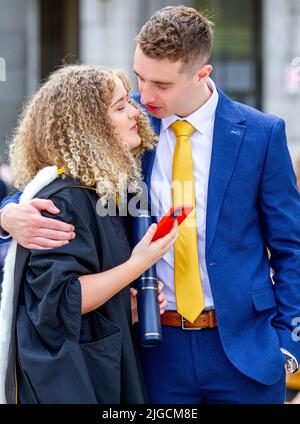 Glamouröse Studentinnen der Dundee University posieren, um ihre Fotos auf dem Dundee City Square, Schottland, machen zu lassen Stockfoto