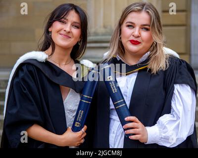 Glamouröse Studentinnen der Dundee University posieren, um ihre Fotos auf dem Dundee City Square, Schottland, machen zu lassen Stockfoto