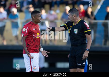 Braganca Paulista, Brasilien. 09.. Juli 2022. SP - Braganca Paulista - 07/09/2022 - BRASILIANER A 2022, BRAGANTINO X AVAI - Bragantino-Spieler Alerrandro beschwert sich beim Schiedsrichter während eines Spiels gegen avai im Nabi Abi Chedid-Stadion für die brasilianische Meisterschaft A 2022. Foto: Diogo Reis/AGIF/Sipa USA Quelle: SIPA USA/Alamy Live News Stockfoto